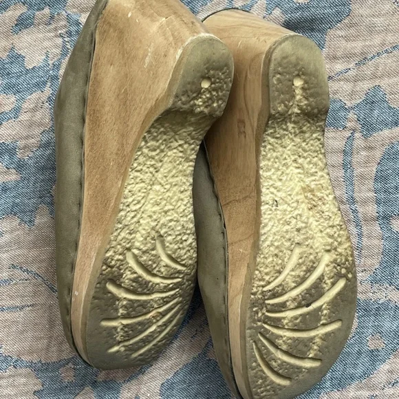 No. 6 Gray and Tan Mules with Wooden Platform - Picture 7 of 13